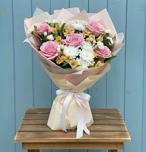 Букет цветов из:  Гвоздики, Орхидеи и Розы в Буе