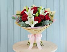 Букет цветов из:  Лилии и Розы в Буе