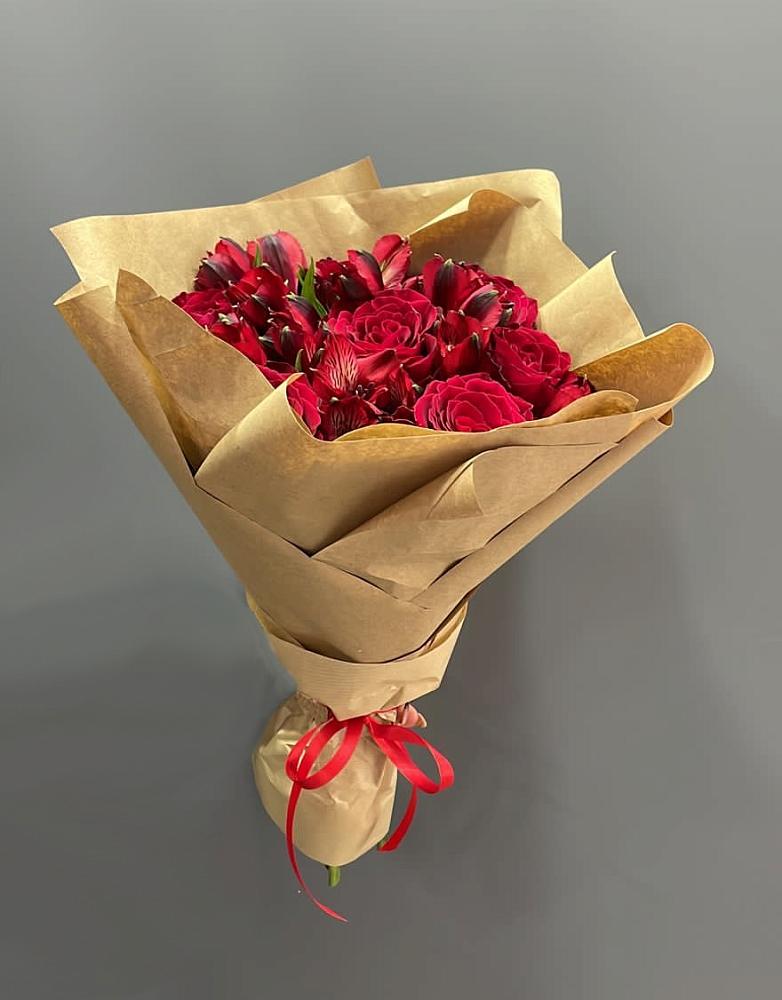 Букет цветов из: Альстромерии и Розы в Буе