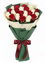 Букет Микс из красных и белых роз в Буе