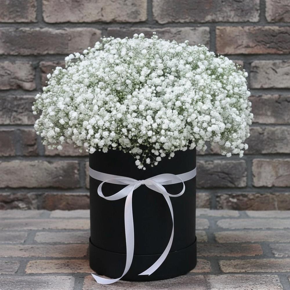 Цветочная композиция из Гипсофила в шляпной коробке в Буе