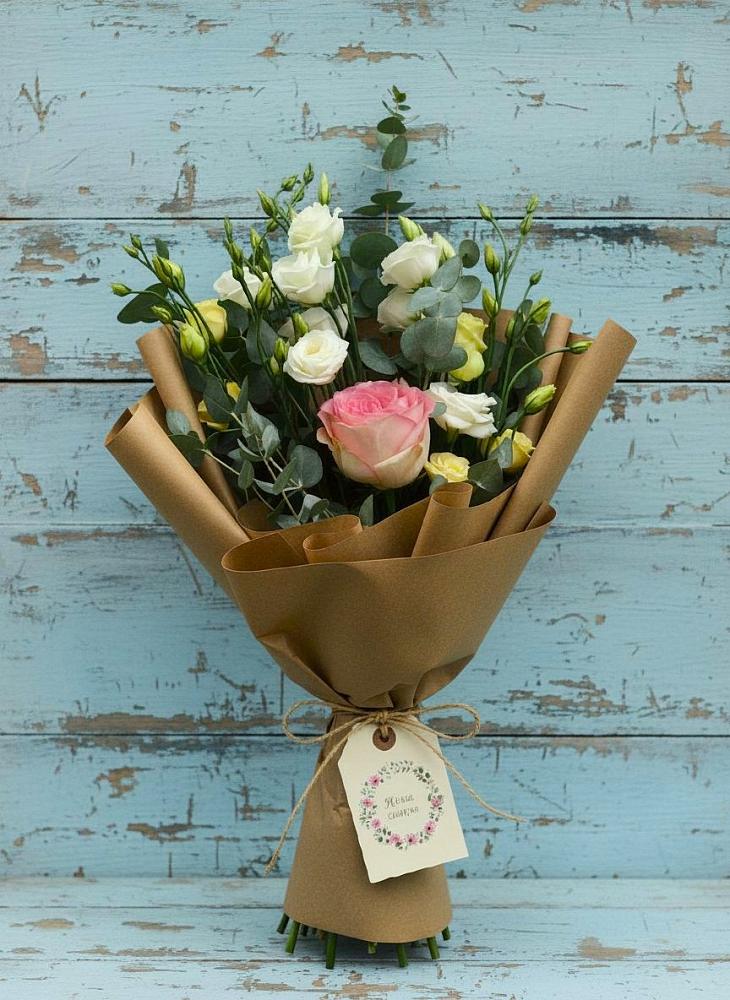 Букет цветов из: Розы и Лизиантусы в Буе