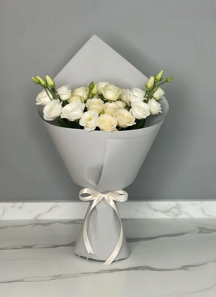 Букет цветов из: Розы и Лизиантусы в Буе