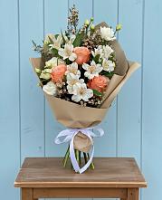 Букет цветов из:  Альстромерии, Лизиантусы, Розы и Хризантемы в Буе