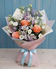 Букет цветов из:  Лизиантусы, Розы, Альстромерии и Гипсофила в Буе