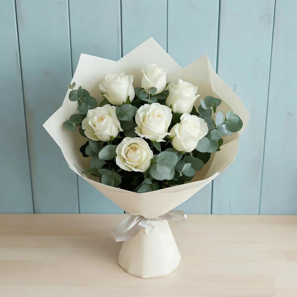 Букет Белые розы в Эвкалипте в Буе