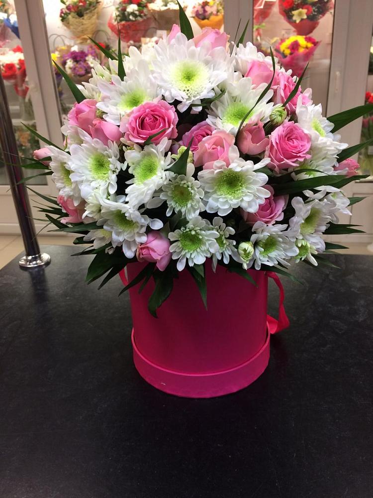 Цветочная композиция из Розы и Хризантемы в шляпной коробке в Буе