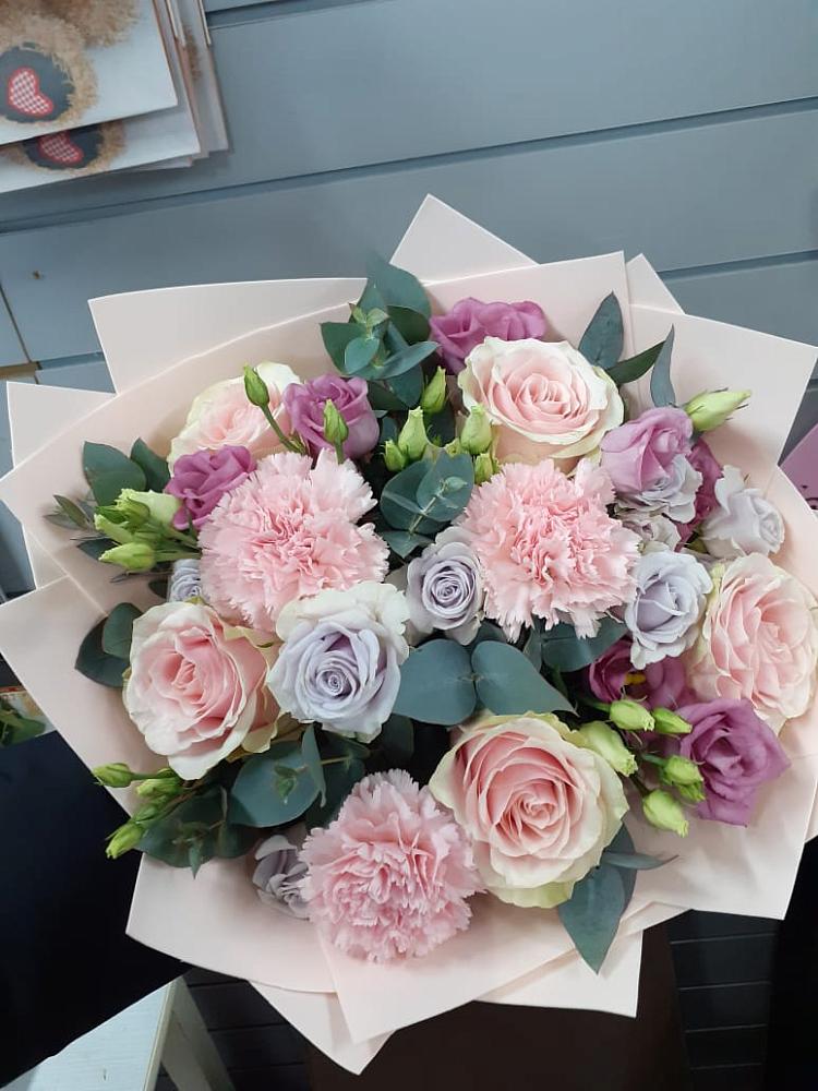 Букет цветов из: Розы, Гвоздики и Лизиантусы в Буе