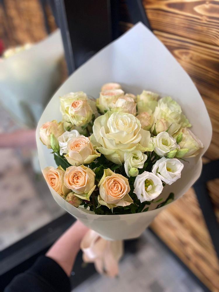 Букет цветов из: Розы и Лизиантусы в Буе